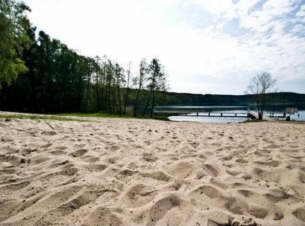widok plaży nad jeziorem w Gryżynie