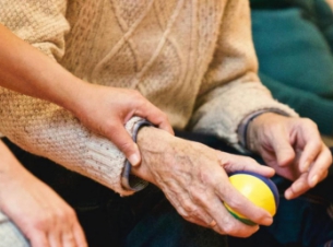 pomoc osobie starszej w rehabilitacji