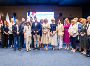 zdjęcie grupowe partnerów realizujących projekt Prolog Rodzinny