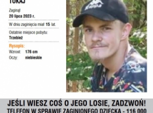 Zdjęcie zaginionego 15 letniego chłopca z delikatnym zarostem na brodzie oraz wązem, w czapce z daszkiem