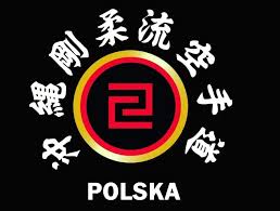 chińskie białe znaki na czarnym tle umieszczone w okuł złoto czerwonego okręgu, na dole napis POLSKA