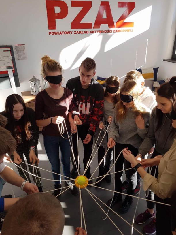 Młodzież podczas zajęć warsztatowych w ZAZ w Wałczu 