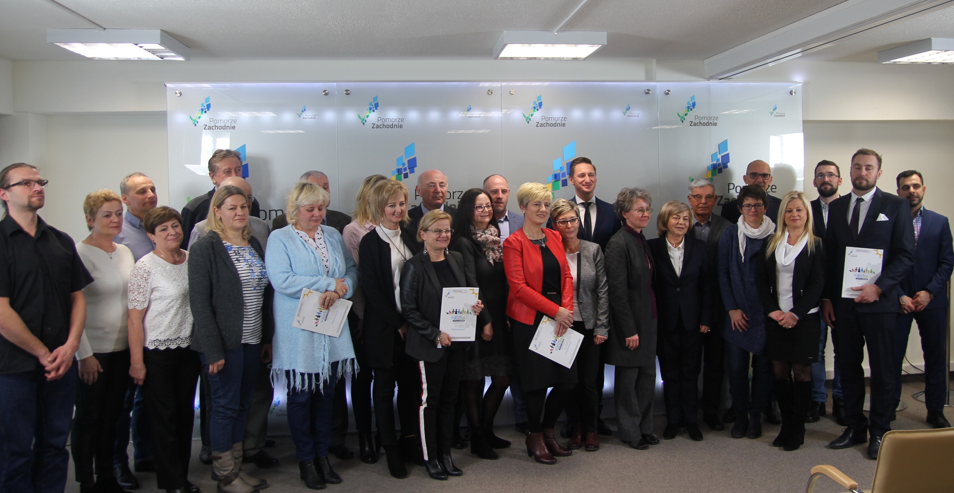 Wspólne zdjęcie organizatorów  ZAZ w województwie zachodniopomorskim z Marszałkiem 